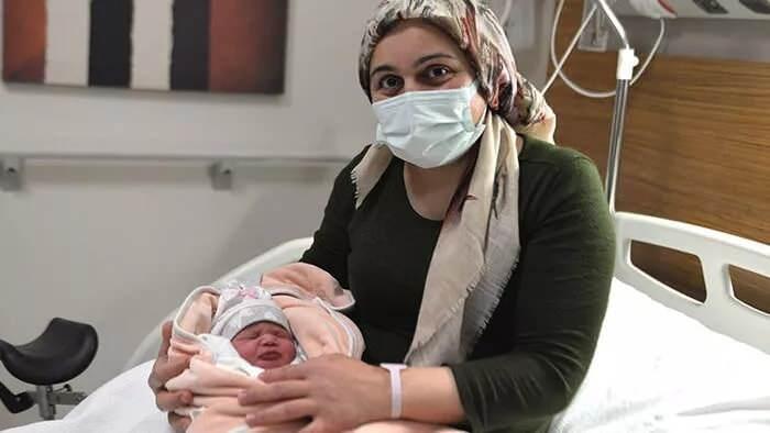 Aile ve Sosyal Hizmetler Bakanı Yanık Ankara’da yeni yılın ilk bebeğini ziyaret etti