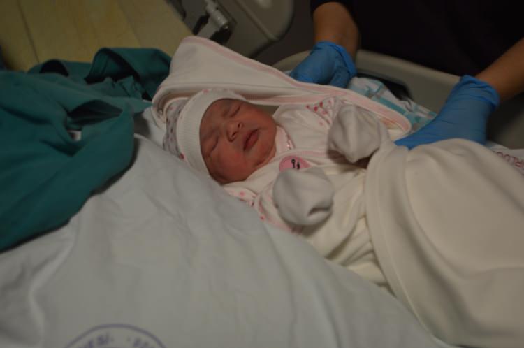 Aile ve Sosyal Hizmetler Bakanı Yanık Ankara’da yeni yılın ilk bebeğini ziyaret etti