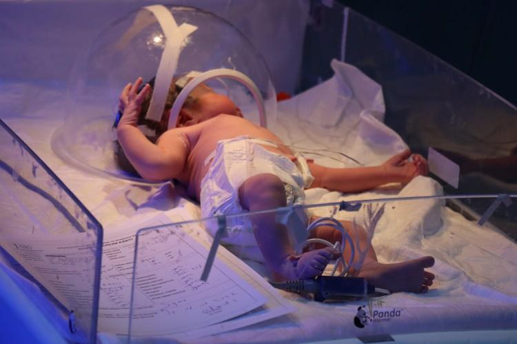 Aile ve Sosyal Hizmetler Bakanı Yanık Ankara’da yeni yılın ilk bebeğini ziyaret etti