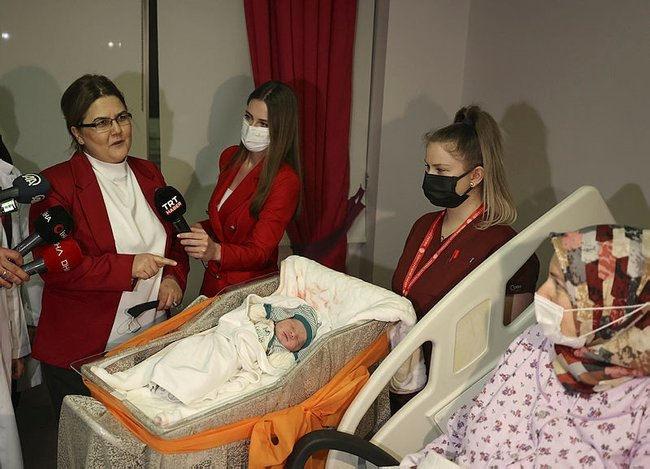 Aile ve Sosyal Hizmetler Bakanı Yanık Ankara’da yeni yılın ilk bebeğini ziyaret etti