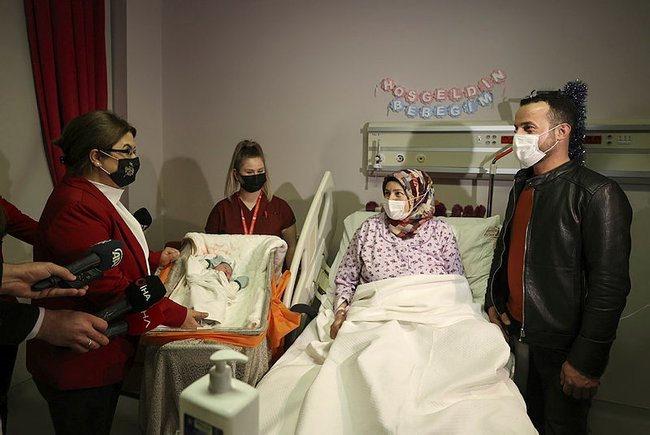 Aile ve Sosyal Hizmetler Bakanı Yanık Ankara’da yeni yılın ilk bebeğini ziyaret etti