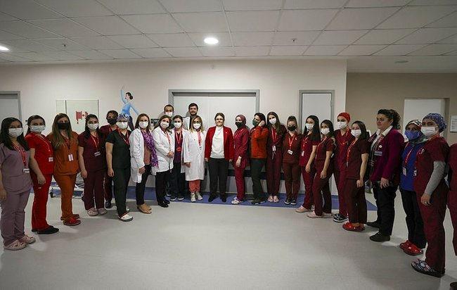 Aile ve Sosyal Hizmetler Bakanı Yanık Ankara’da yeni yılın ilk bebeğini ziyaret etti