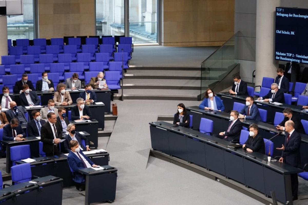 Almanya Federal Meclisi'nden pankartlı protesto