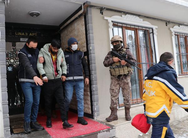 Apartman dairesine 'kaçak göçmen' baskını! 10 kişi gözaltına alındı