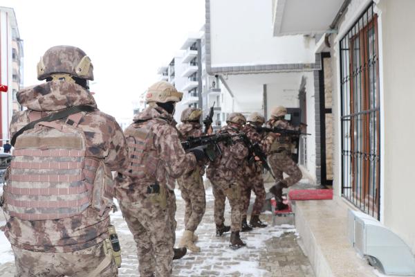 Apartman dairesine 'kaçak göçmen' baskını! 10 kişi gözaltına alındı