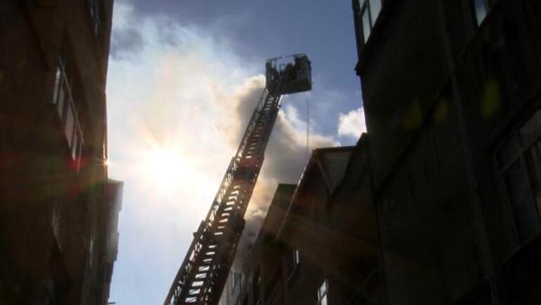 Bağcılar'da çatıdaki yangında patlama oldu: O anlar kamerada
