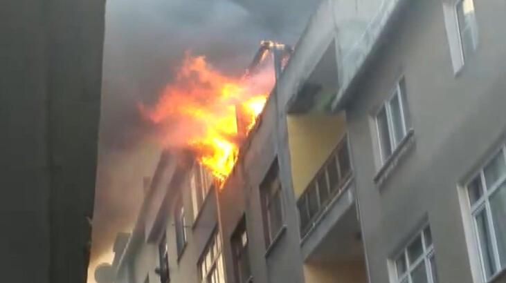 Bağcılar'da çatıdaki yangında patlama oldu: O anlar kamerada