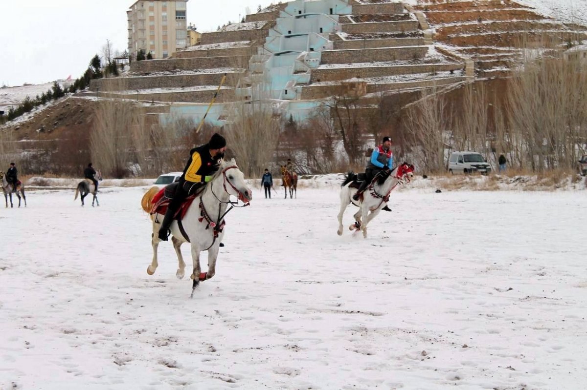 Bayburt'ta kar üstünde cirit: Sporcu bacağını kırdı