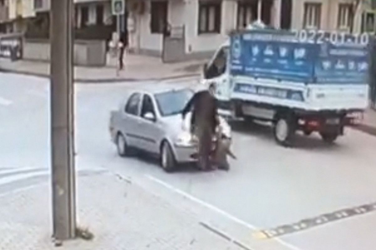 Bursa'da dede ve torununa otomobil çarpma anı