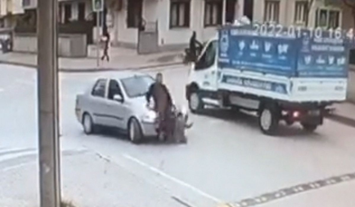 Bursa'da dede ve torununa otomobil çarpma anı