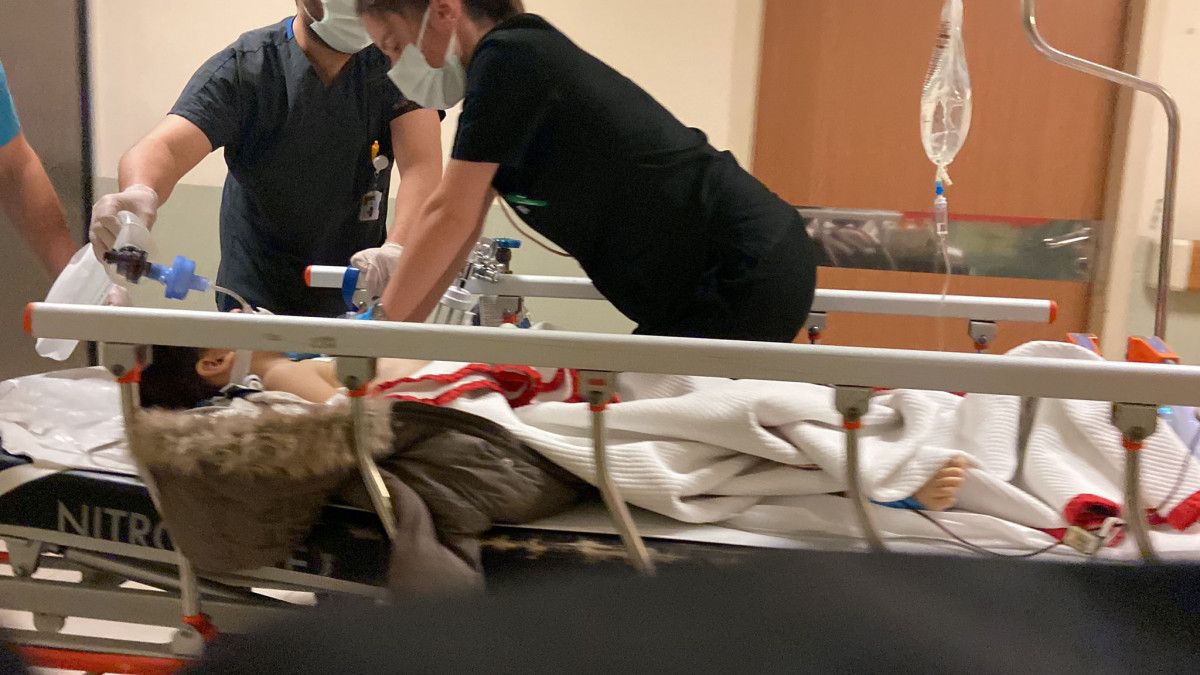 Bursa'da dede ve torununa otomobil çarpma anı