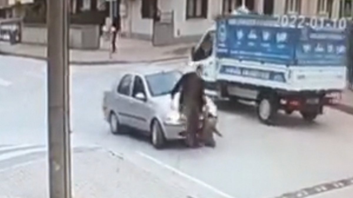 Bursa'da dede ve torununa otomobil çarpma anı