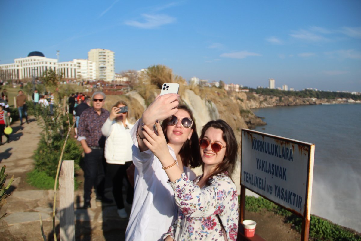 Çamur çağlayan Düden Şelalesi ziyaretçi akınına uğradı