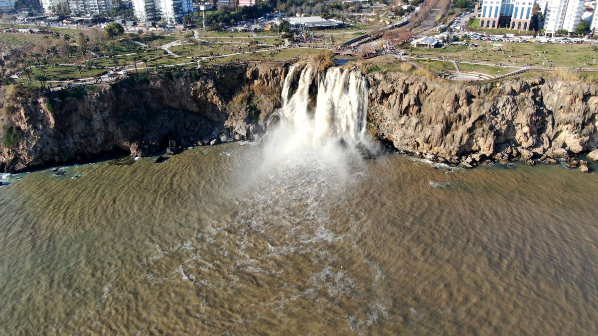 Çamur çağlayan Düden Şelalesi ziyaretçi akınına uğradı