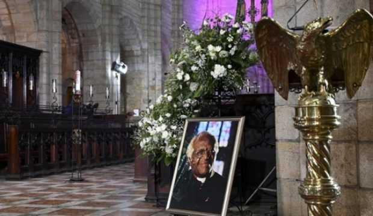 Desmond Tutu son yolculuğuna uğurlanıyor