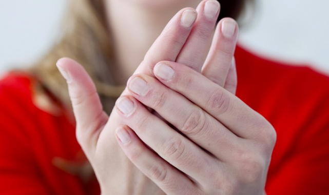 El ve ayaklardaki morarma ve kızarıklıklara dikkat