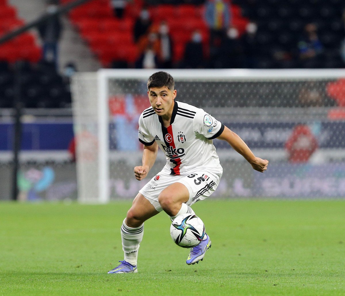 Emirhan İlkhan, futboluyla alkış aldı