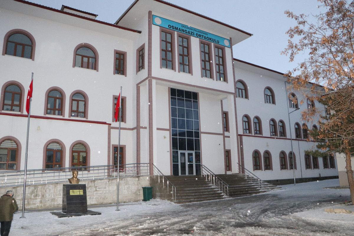 Erzurum'da bir okul müdürü omzundan bıçaklandı
