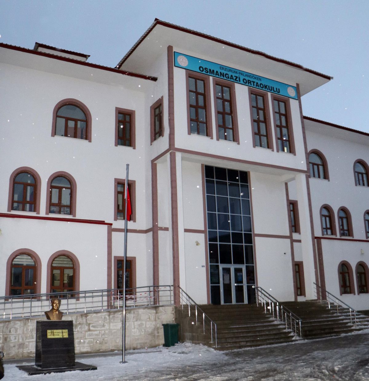 Erzurum'da bir okul müdürü omzundan bıçaklandı