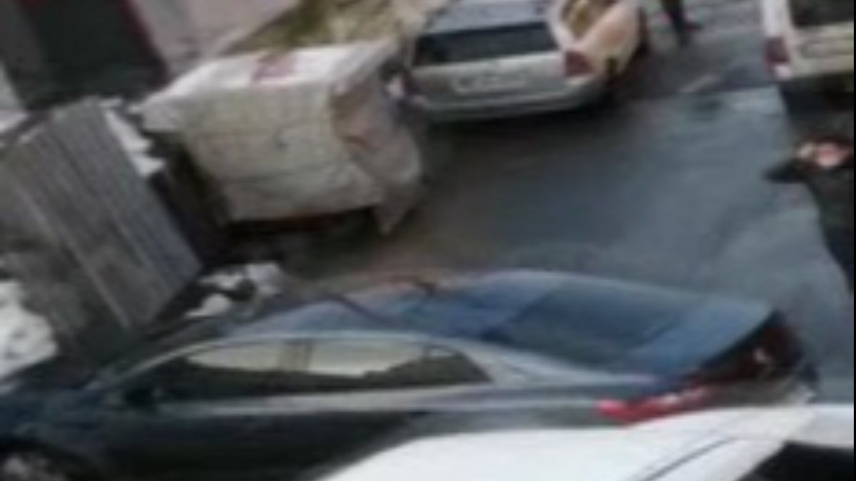 Eyüpsultan&#039;da kayak pistine dönen yolda art arda kaza