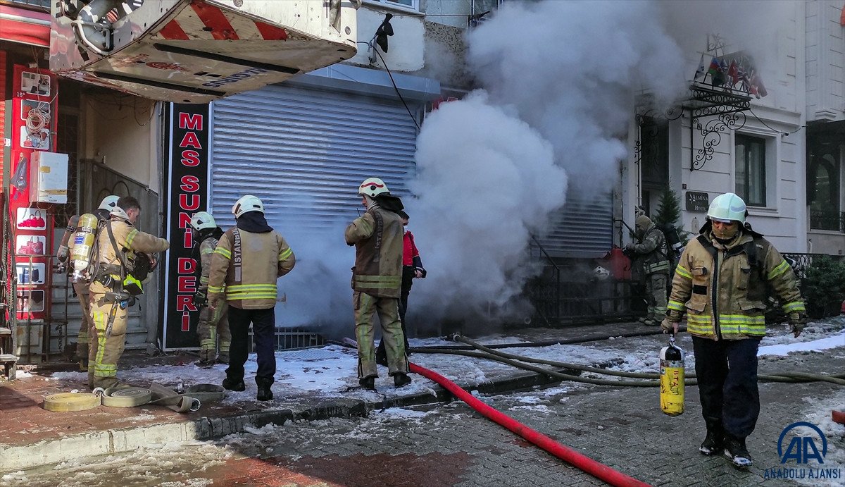 Fatih’te, çanta imalathanesinde çıkan yangın söndürüldü