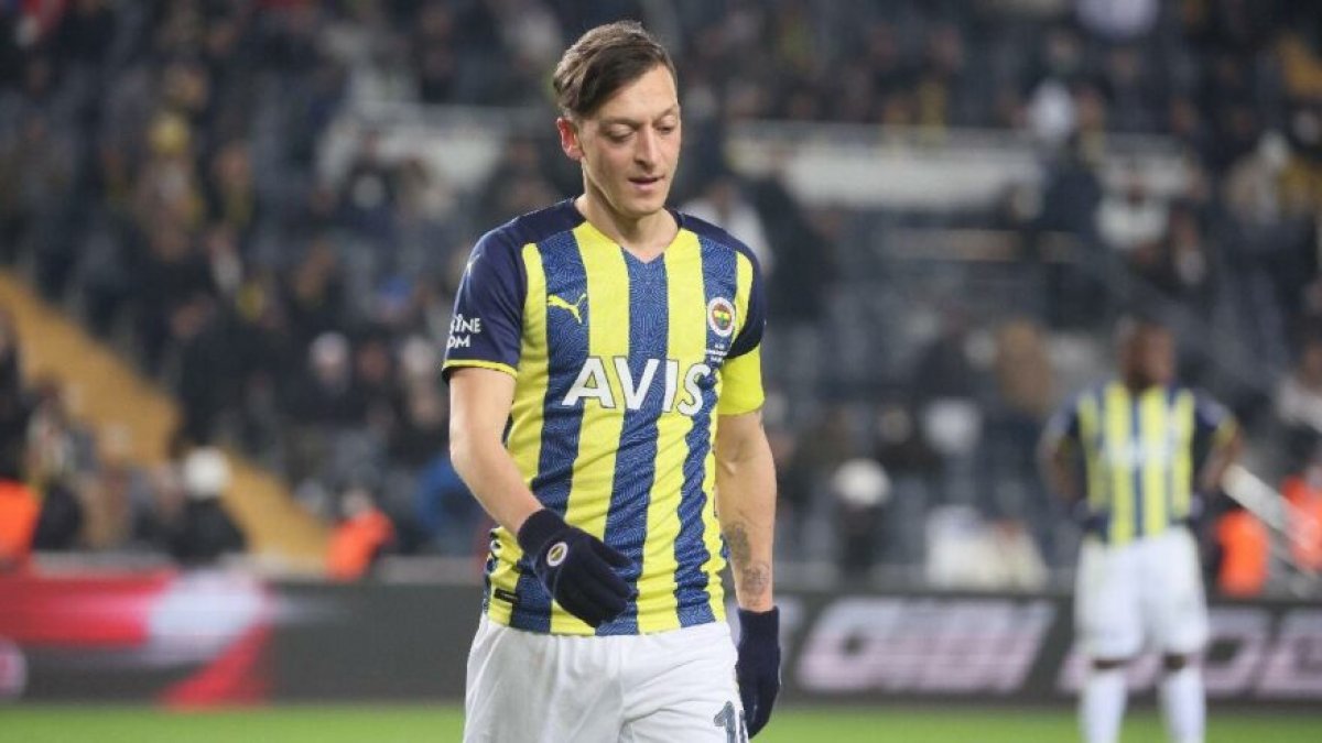 Fenerbahçe'ye Mesut Özil şoku! Antalya kampına gidemeyecek...