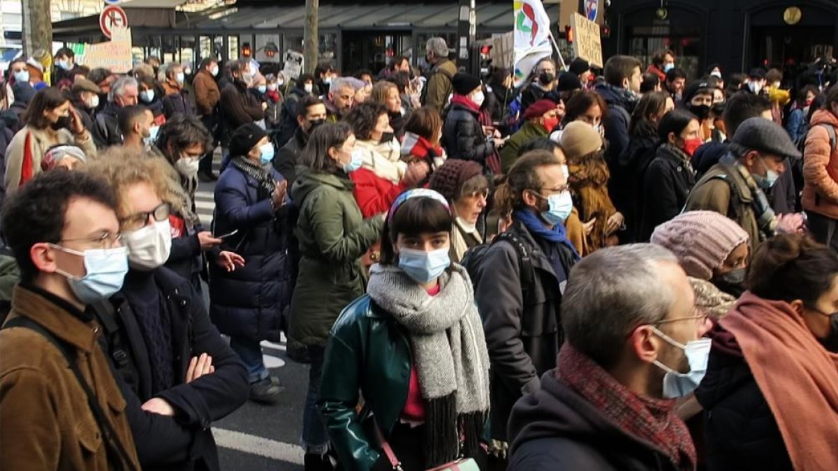Fransa&#039;da eğitimciler ve veliler sokağa indi