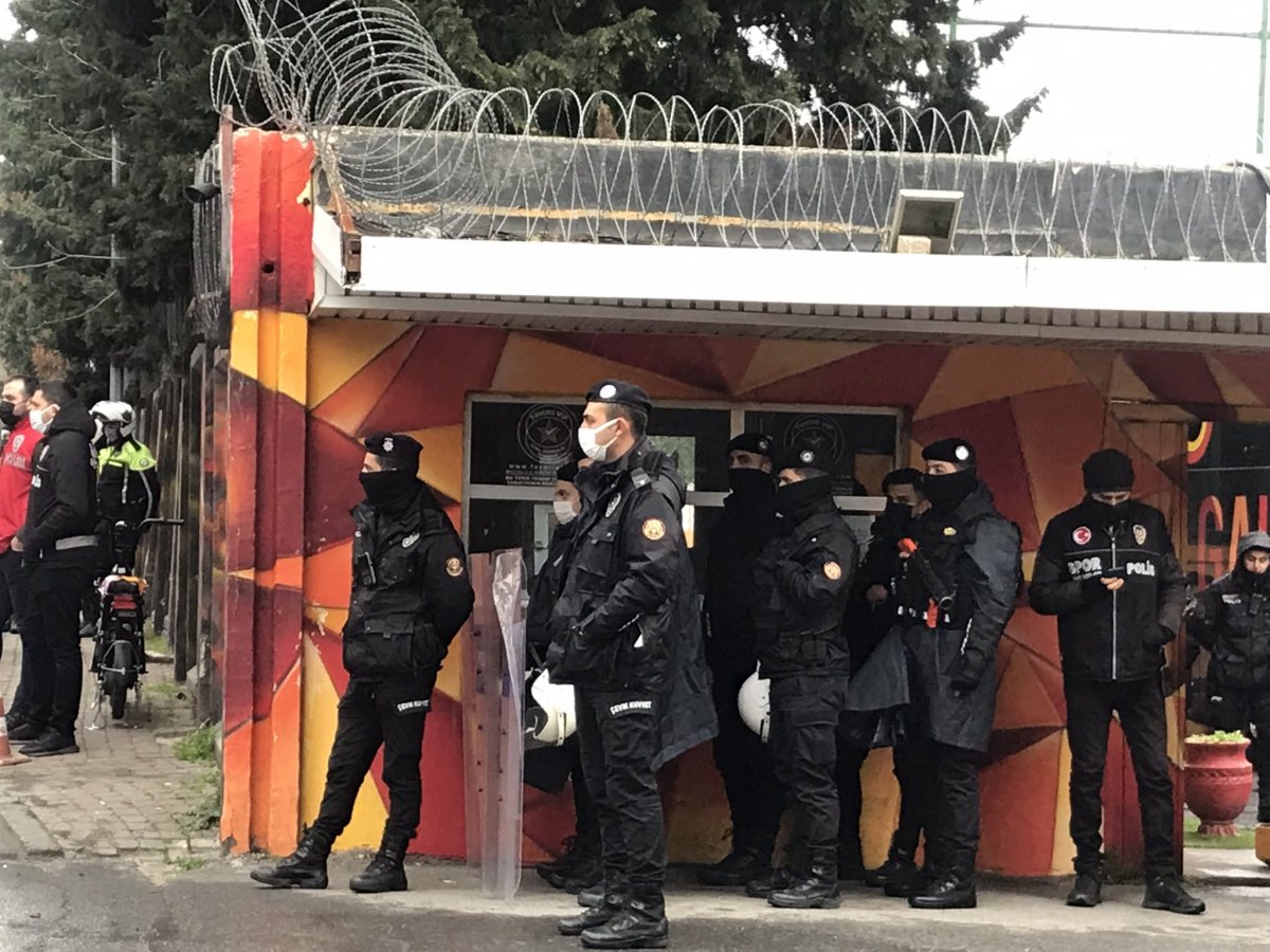 Galatasaray taraftarı Florya'da yönetimi istifaya davet etti