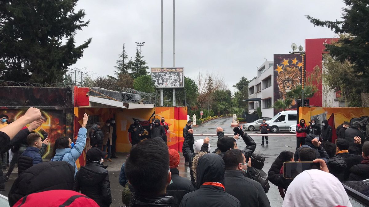 Galatasaray taraftarı Florya'da yönetimi istifaya davet etti
