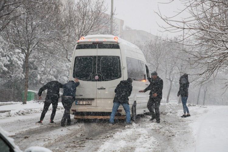 Gaziantep'te kar yağışı nedeniyle hayat resmen durdu: Vali Gül'den açıklama!
