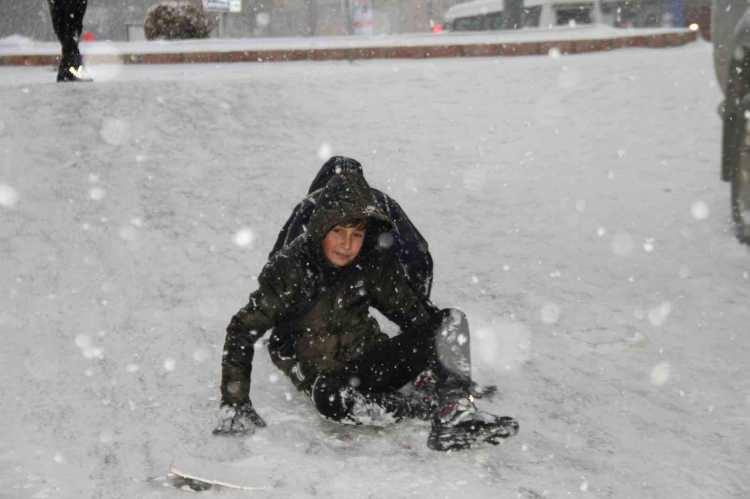 Gaziantep'te kar yağışı nedeniyle hayat resmen durdu: Vali Gül'den açıklama!