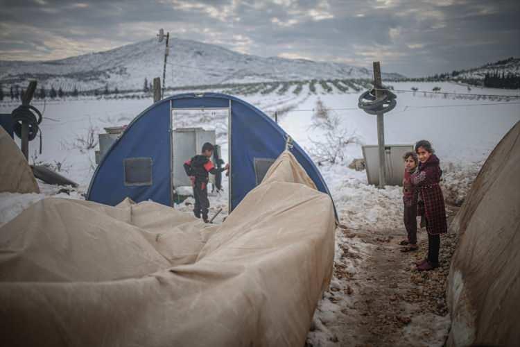 İdlib'de siviller geceleri ısınmak için kıyafetlerini yakıyor