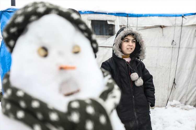 İdlib'de siviller geceleri ısınmak için kıyafetlerini yakıyor