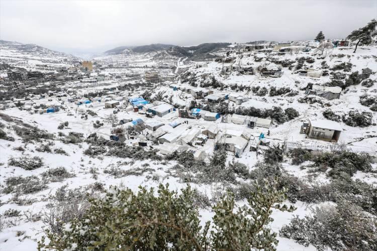 İdlib'de siviller geceleri ısınmak için kıyafetlerini yakıyor