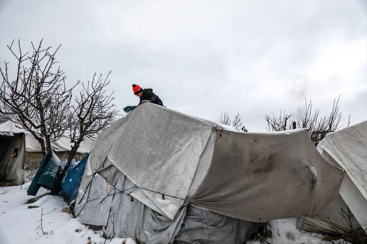 İdlib'de siviller geceleri ısınmak için kıyafetlerini yakıyor
