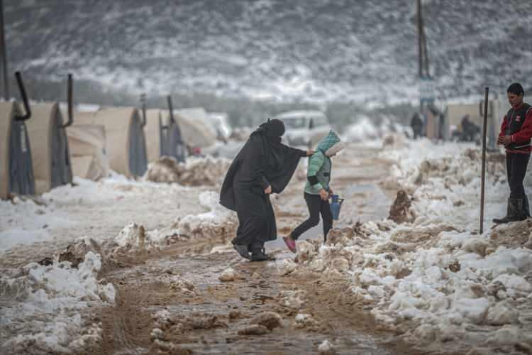 İdlib'de siviller geceleri ısınmak için kıyafetlerini yakıyor