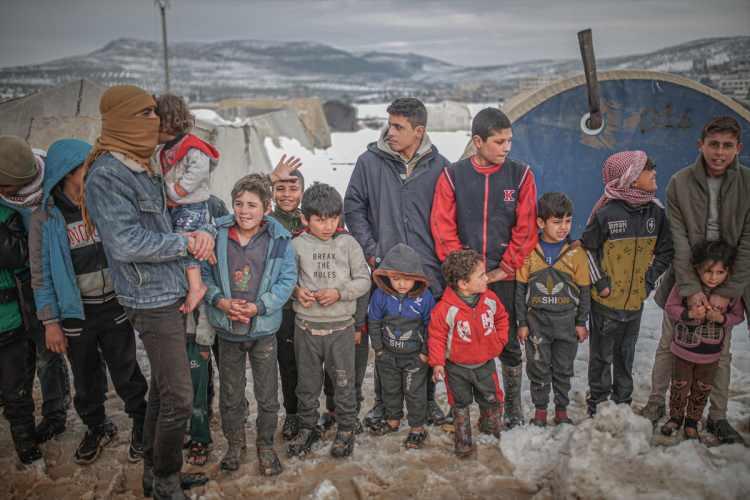 İdlib'de siviller geceleri ısınmak için kıyafetlerini yakıyor