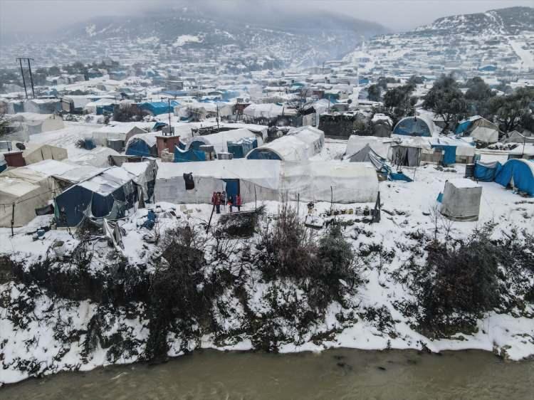 İdlib'de siviller geceleri ısınmak için kıyafetlerini yakıyor