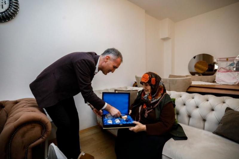 İnegöllü yaşlı kadın 10 yıldır askerler için çorap örüyor