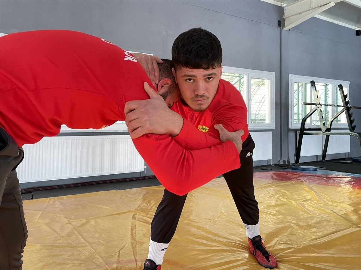 İşitme engelli milli güreşçi Ahmet Erfidan, olimpiyatları hedefledi