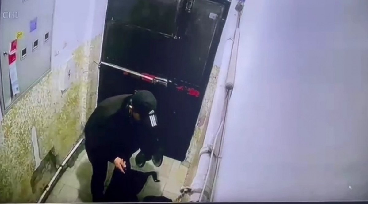 İstanbul'da beğenmediği ayakkabıya tükürdü, çalmaktan vazgeçti