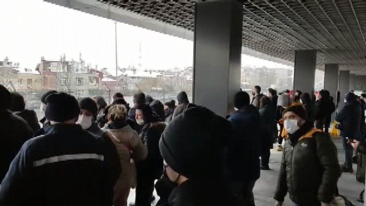 İstanbul'da metro arıza yaptı: Durakta yoğunluk oluştu