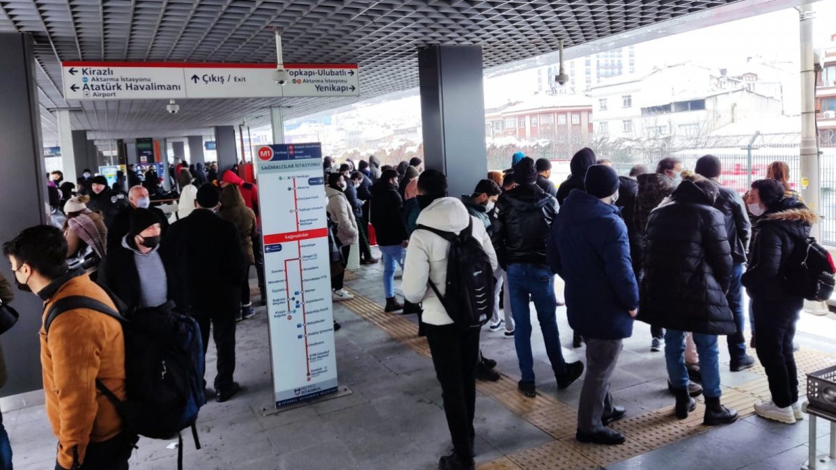 İstanbul&#039;da metro arıza yaptı: Durakta yoğunluk oluştu
