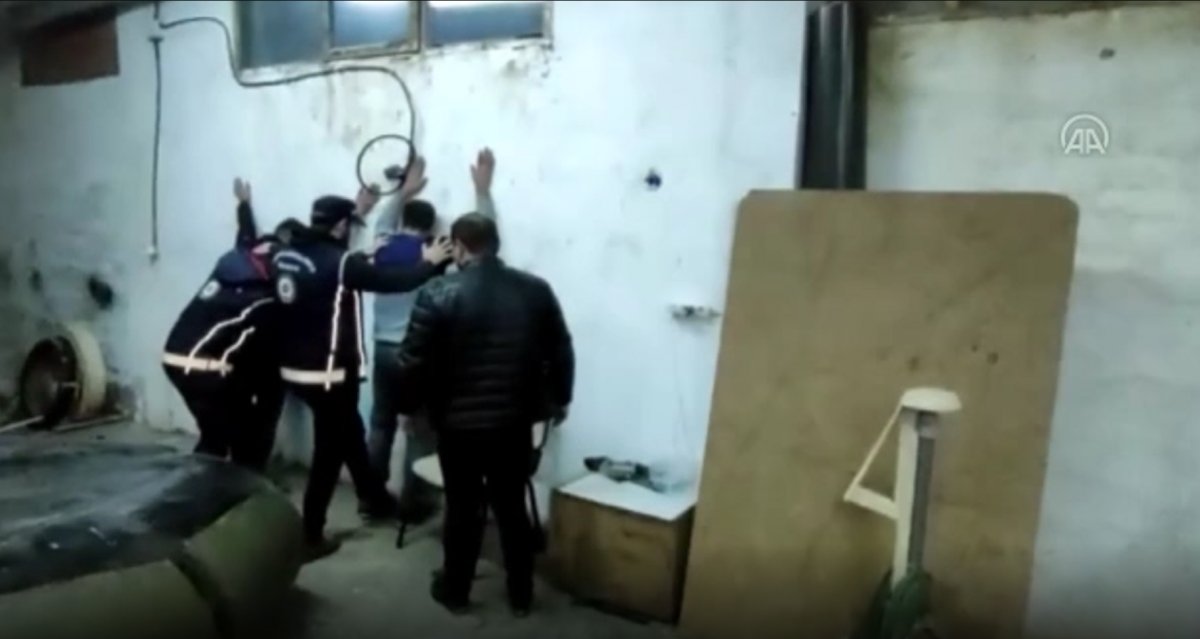 İzmir'de, göçmen kaçakçısı yara izinden yakalandı