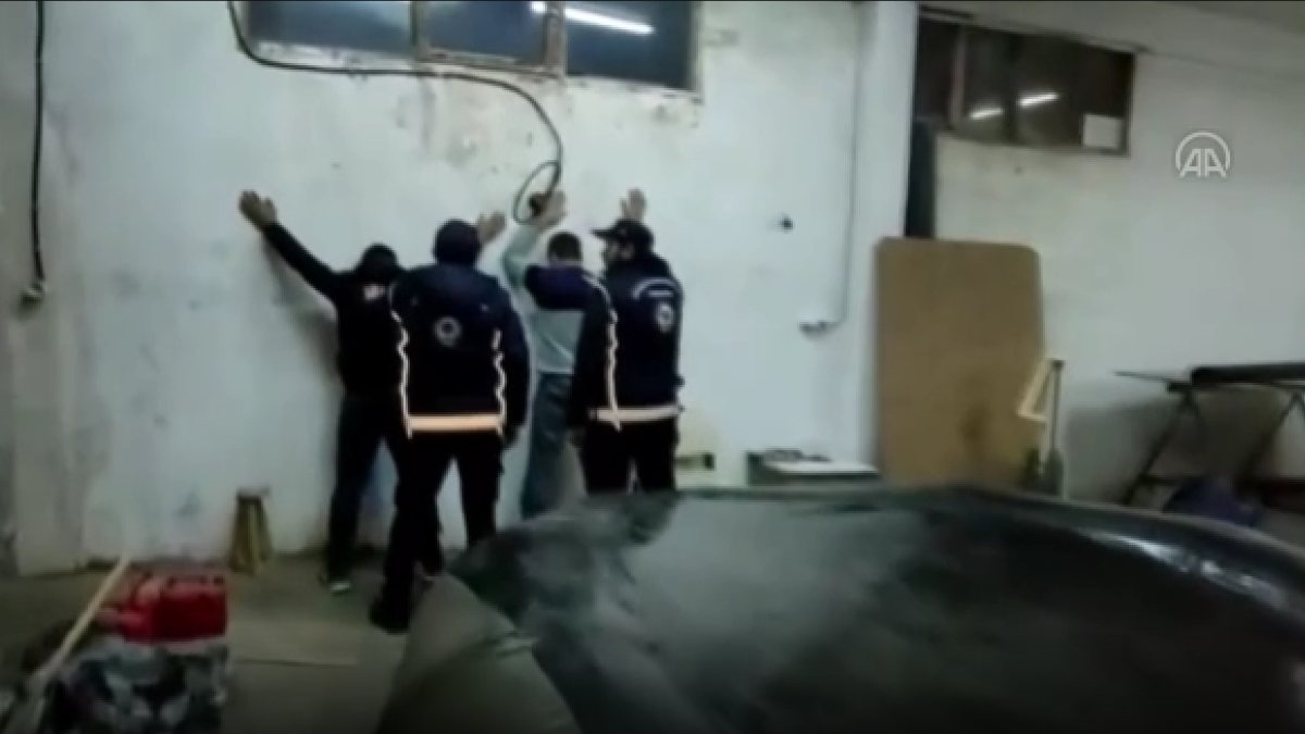 İzmir&#039;de, göçmen kaçakçısı yara izinden yakalandı