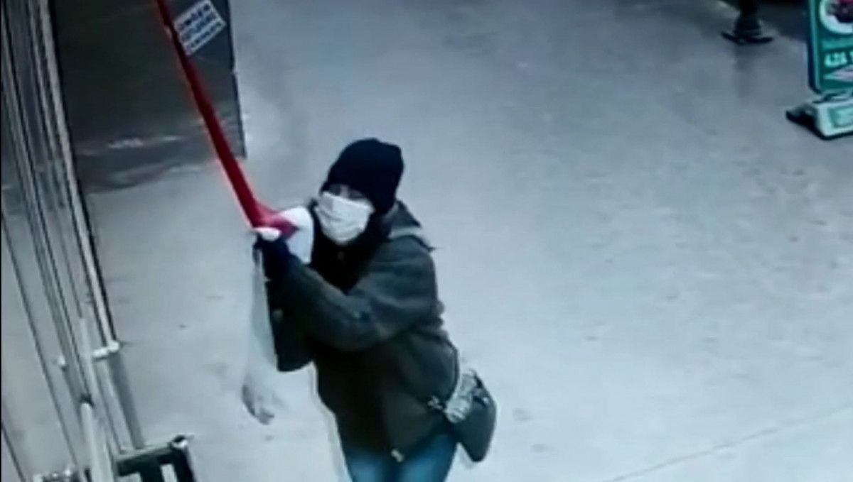 Karabük'te Türk bayrağını indirmeye çalışan kadın tedaviye alınacak 