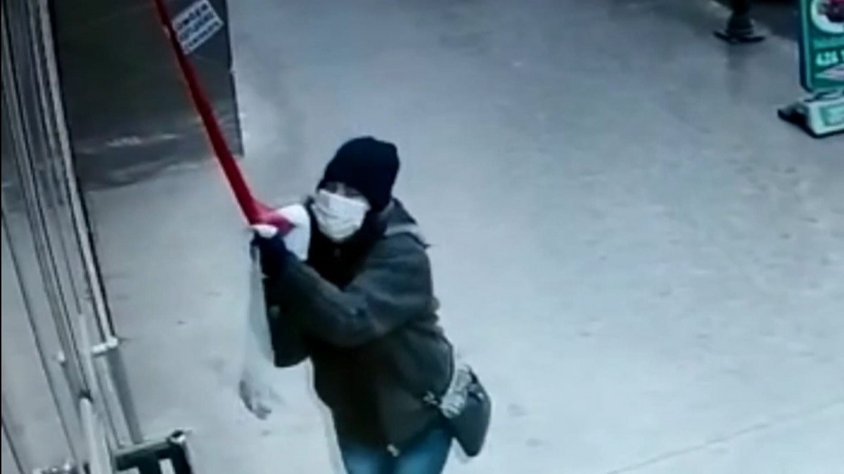 Karabük'te Türk bayrağını indirmeye çalışan kadın tedaviye alınacak 