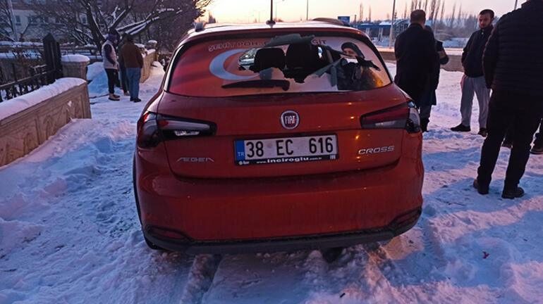 Kayseri'de baltalı dehşet! Araçlara saldırdı