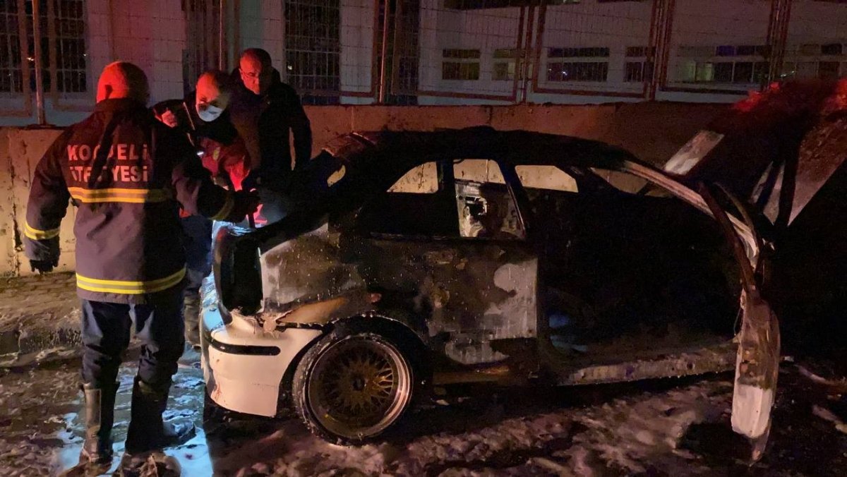 Kocaeli'de 4 kişilik aile, yanan araçlarından son anda çıktı