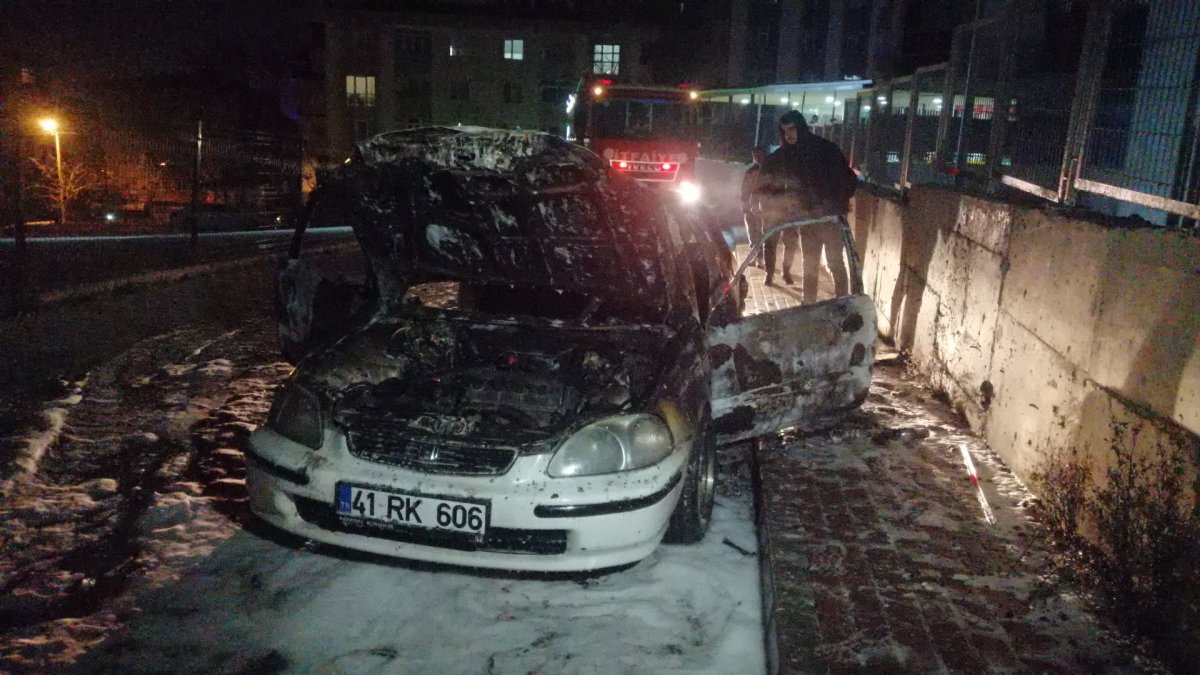 Kocaeli'de 4 kişilik aile, yanan araçlarından son anda çıktı